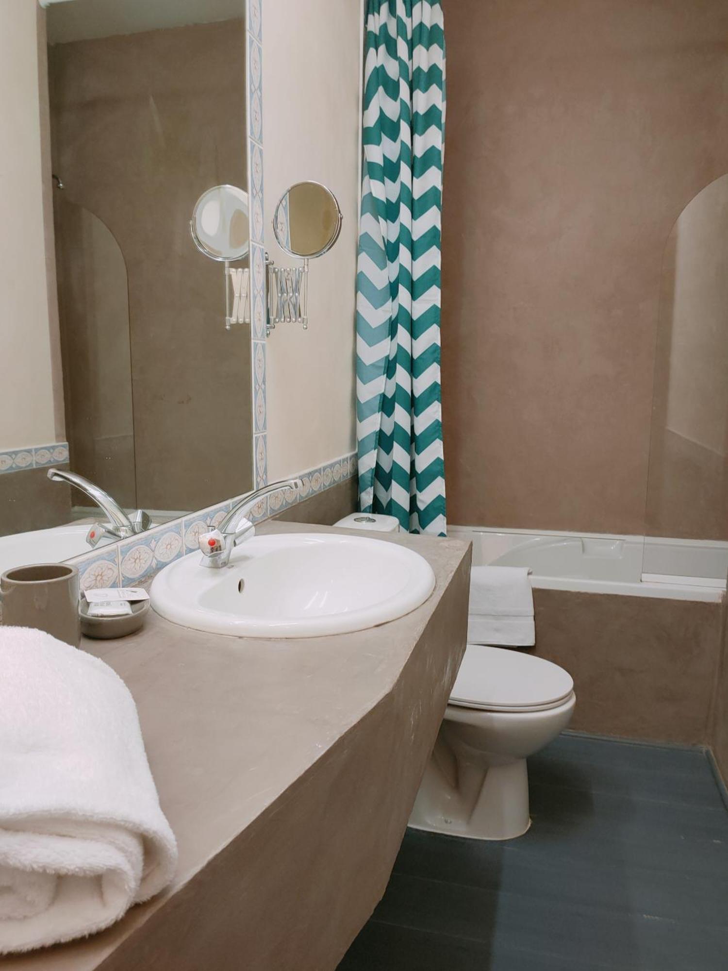 Le Royal Hotel Saint-Pol-sur-Ternoise Εξωτερικό φωτογραφία